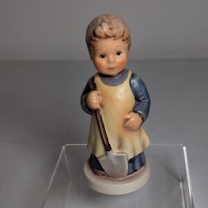 M. J. Hummel Exclusive Edition Figurine Garden Treasures #1222